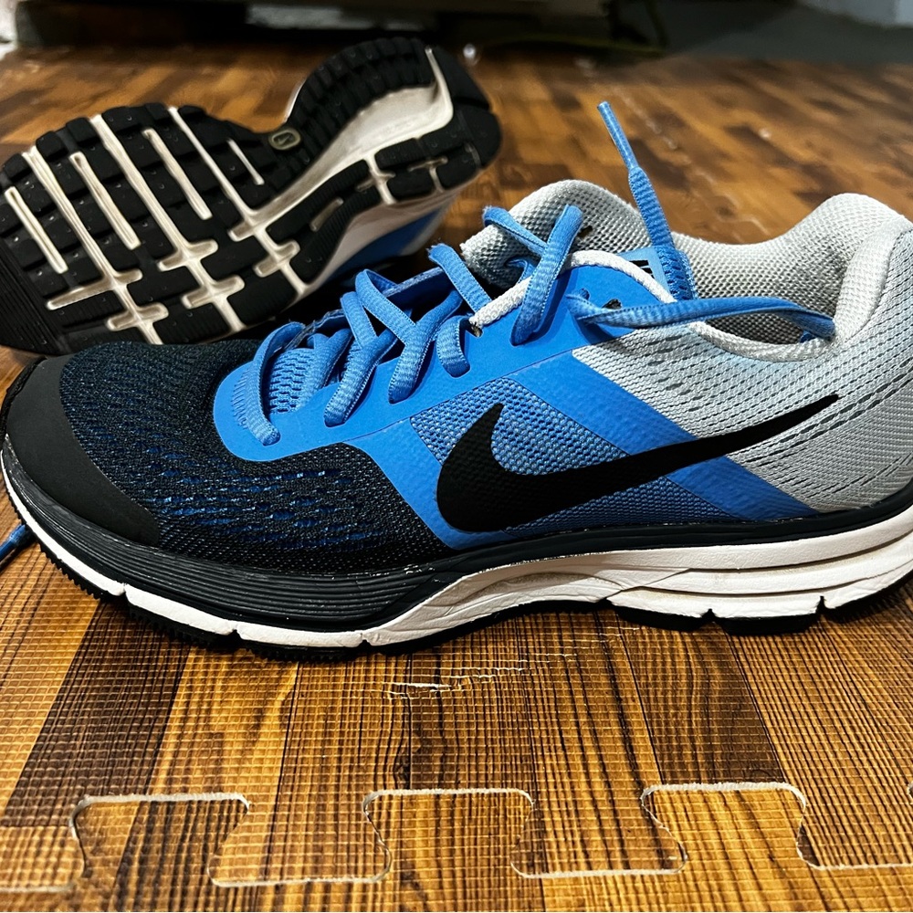 Women’s 7.5 Nike running shoes